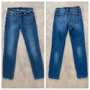 Mid-Rise Skinny Judy Blue Jean, size 28/7